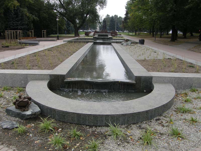 Fontanna kaskadowa w Parku Jedności Polonii z Macierzą