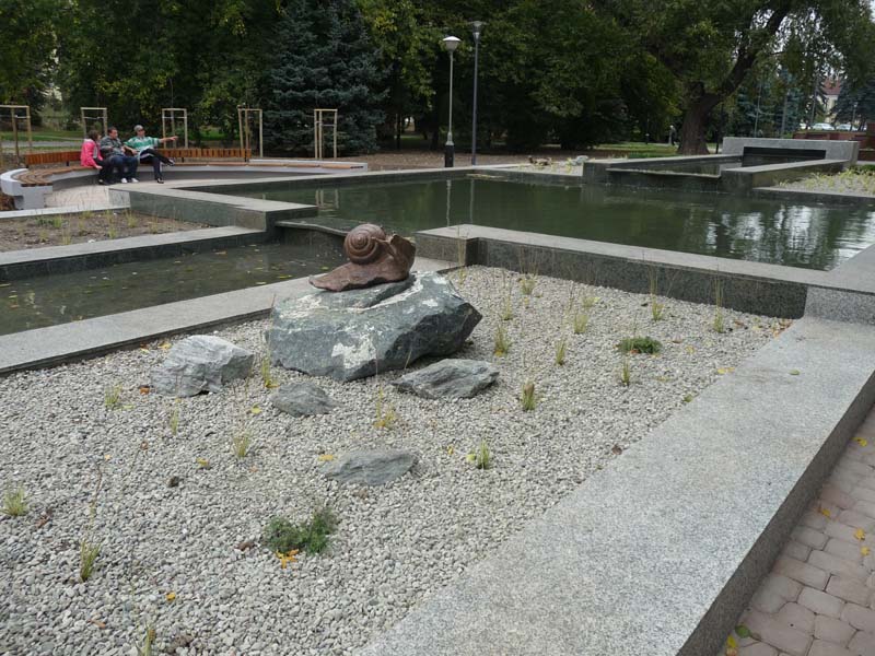 Fontanna kaskadowa w Parku Jedności Polonii z Macierzą