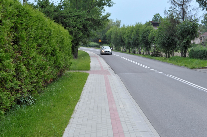 Budowa chodnika na odcinku od skrzyżowania z ul. Jana Pawła II do granicy miasta z Tyczynem oraz na odcinku od ul. Podleśnej do granicy miasta z Siedliskami