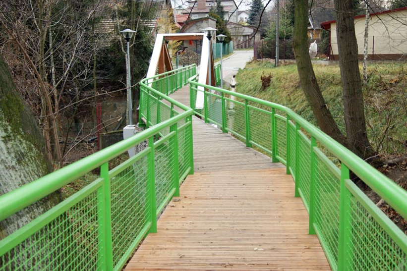 Budowa kładki dla pieszych nad potokiem Paryja 